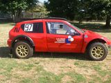 une voiture de rallye rouge garée dans l'herbe