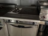 une cuisine équipée d'une cuisinière, d'un four et d'un évier