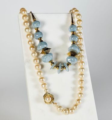 ANONYME, réunion de deux colliers fantaisie, l'un en perles …