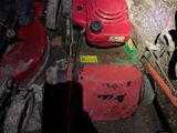 un homme travaillant sur une machine dans un garage