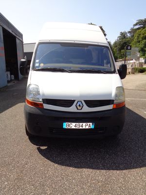une camionnette blanche garée dans un parking