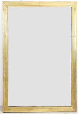 miroir avec un cadre doré sur fond blanc