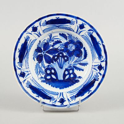 assiette bleue et blanche ornée d'un motif de fleurs et d'oiseaux