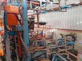 une machine qui se trouve à l'intérieur d'un bâtiment