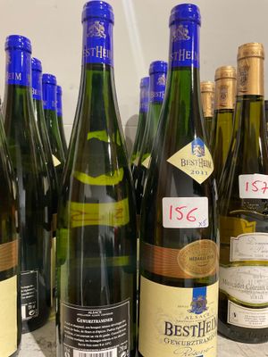 plusieurs bouteilles de vin sont alignées sur un comptoir