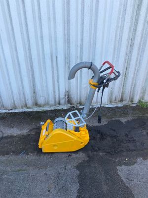 a small yellow machine that is sitting on the ground