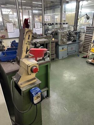une photo d'un atelier d'usinage où se trouvent de nombreuses machines