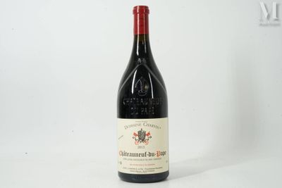 une vieille bouteille de vin rouge posée sur une surface blanche