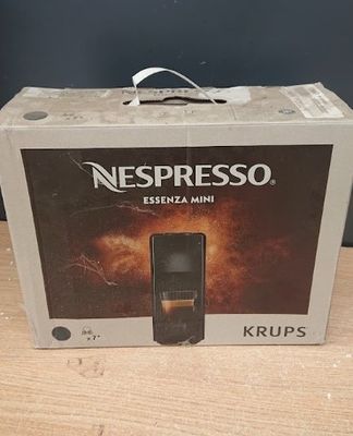 une boîte de café Nespresso Espressa Mini posée sur une table