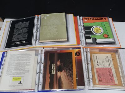 un grand nombre de livres posés sur une table