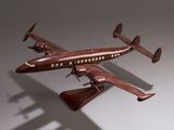 une petite maquette d'avion posée sur une surface blanche