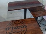 une table avec deux chaises et une table avec une pancarte sur laquelle on peut lire « Taco's »
