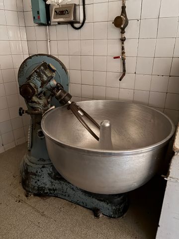 Pétrin REX ancien cuve 50 litres. Frais en sus 14.28%. TVA Récupé...