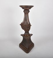Porte-torchère en chêne teinté à décor d’acanthes, fleurette…