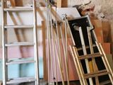 une échelle appuyée contre un mur, à côté d'un tas de matériaux de construction