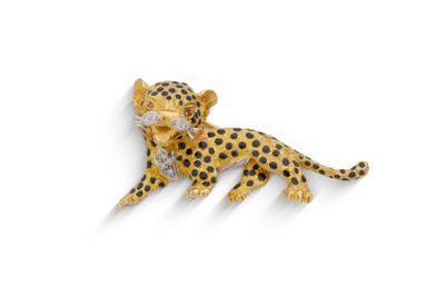 une image représentant une broche en forme de léopard jaune et noir sur fond blanc