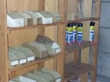 une étagère en bois remplie d'une multitude d'objets dans un garage