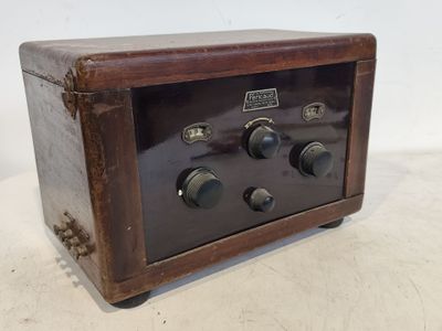 une radio à l'ancienne posée sur une table