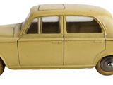 une petite voiture jaune posée sur une surface blanche, elle-même posée sur une surface blanche