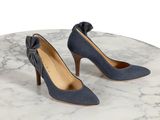 Les chaussures de la femme sont posées sur une table en marbre dont le plateau est également en marbre.
