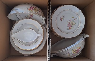 une boîte contenant tout un tas d'assiettes et de bols