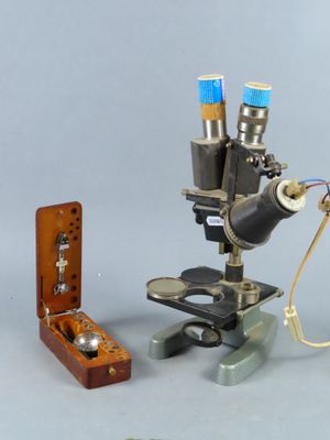 un microscope et un téléphone portable posés l'un à côté de l'autre