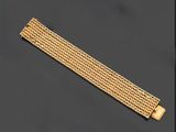 un bracelet en or muni d'un fermoir