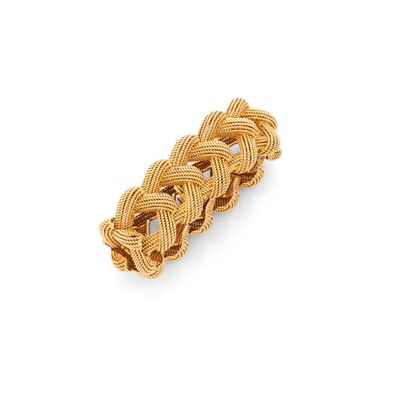 une barrette dorée à motifs tressés sur fond blanc