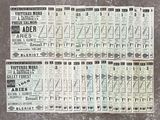 beaucoup de billets posés sur une table