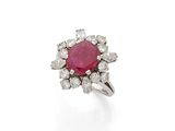 une bague à rubis et diamants