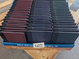 une pile de livres posée sur une palette en bois