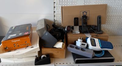 de nombreux appareils électroniques posés sur une étagère dans une pièce