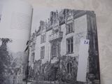 un livre ouvert sur lequel figure l'image d'un château