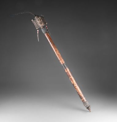 un gros plan d'un stylo posé sur une surface blanche, sur fond noir