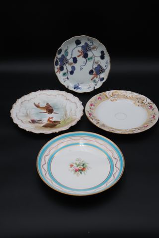 Trois assiettes en porcelaine, coupelle en porcelaine Imari