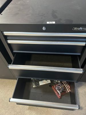une photo d'une armoire à outils noire avec des tiroirs