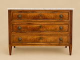 une commode ancienne avec dessus en marbre