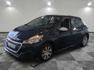 la petite voiture noire est garée dans le garage sur un sol en damier