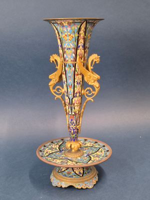 un vase posé sur un support sur une table