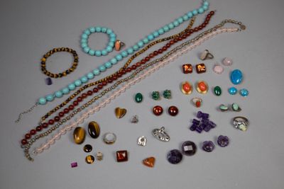 LOT DE BIJOUX FANTAISIE Comprenant colliers, clips d'oreille…