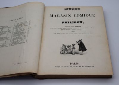 un livre ouvert sur lequel figure l'image d'une femme et d'un chien
