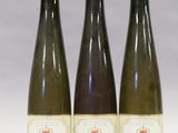 trois bouteilles de vin posées l'une à côté de l'autre sur une table