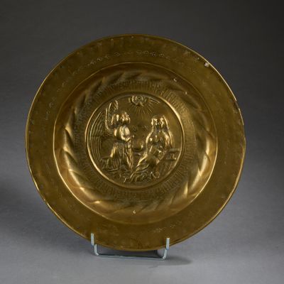 assiette en or décorée d'un motif représentant un homme et une femme