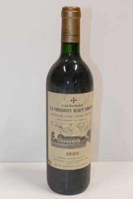 une bouteille de vin posée sur une table
