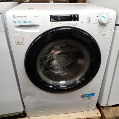 une machine à laver et un sèche-linge placés l'un à côté de l'autre sur une palette