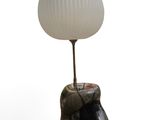 une lampe posée sur un rocher sur lequel se trouve une lampe