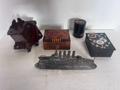 un grand nombre d'objets posés sur une table