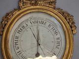 une horloge accrochée au mur de la pièce