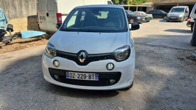 une petite voiture blanche garée dans un parking