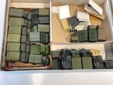 une boîte remplie de véhicules militaires posés sur une table